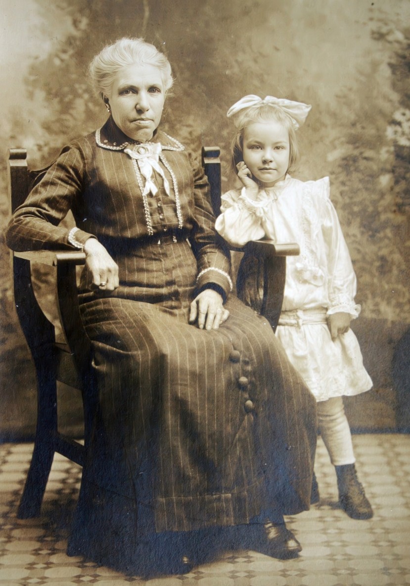 1915-Sarah Skillings and Thelma Charles.jpg